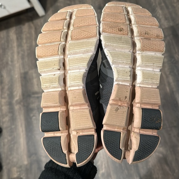 on cloud flow sneakers - Picture 7 of 7